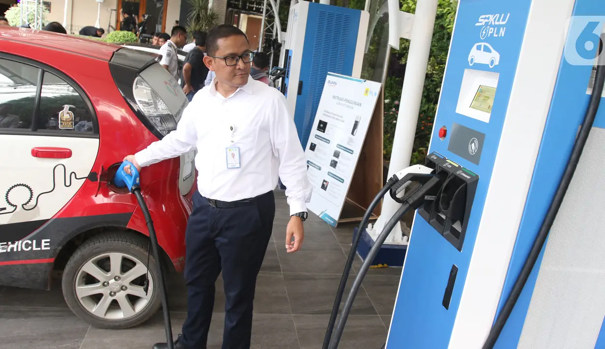 Karyawan PLN melakukan pengisian daya listrik pada salah satu kendaraan di Stasiun Pengisian Listrik Umum (SPLU) di PLN Gambir, Jakarta, Rabu (29/10/2019). Stasiun pengisian listrik tersebut tersebar di empat kota, yakni Tangerang, Bali Selatan, Jakarta, dan Bandung. (Liputan6.com/Angga Yuniar)