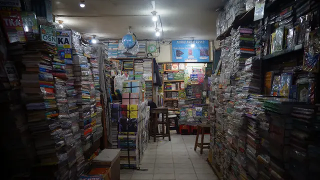 Salah satu sudut Toko Buku Kwitang yang hingga kini masih bertahan dan mencoba untuk menyesuaikan kondisi zaman. (Liputan6.com/Rizqi Tri Novitasari)