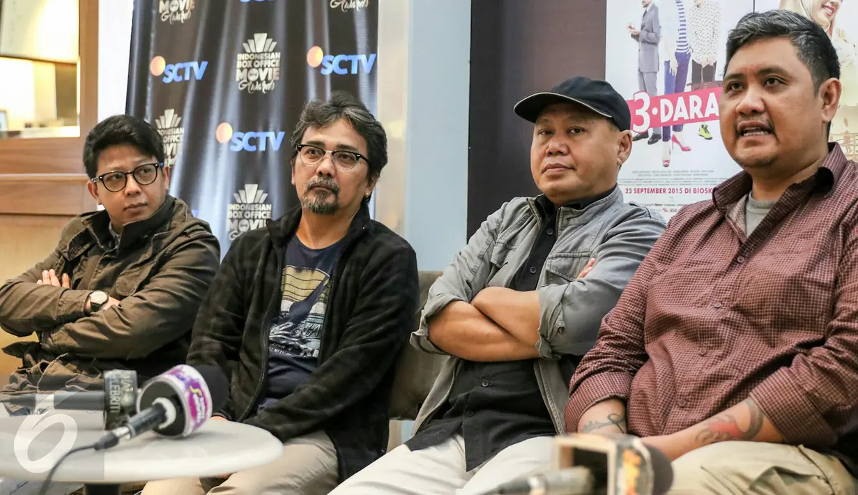 Juri IBOMA 2016, Cesa David L (kiri), Roy Lolang (tengah) dan Avesina Soeblo (kanan) saat konfrensi pers mengenai penjurian IBOMA 2016 di XXI Senayan City, Jakarta, Selasa (1/3/). (Liputan6.com/Yoppy Renato)