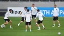 Para pemain timnas Austria mengambil bagian dalam sesi latihan mereka di Stadion Ghencea di Bucharest, Sabtu (12/6/2021). Timnas Austria akan berhadapan dengan sang debutan Makedonia Utara di matchday 1 Grup C Euro 2020, Minggu (13/6) malam pukul 23.00 WIB. (Daniel MIHAILESCU / AFP)