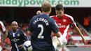 Cesc Fabregas. Pemain kreatif Arsenal ini menjadi pencetak assist terbanyak kedua di Liga Inggris hingga kini dengan catatan 111 assist dari 350 laga. Ia mampu membuat 4 assist dan 1 gol saat Arsenal mengalahkan Blackburn Rovers 6-2 pada 4 Oktober 2009. (Foto: AFP/Ian Kington)