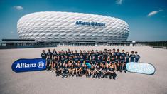 Peserta Allianz Explorer Camp Football 2019 berfoto bersama di depan Stadion Allianz Arena, Munchen, Jerman, Jumat (23/8). Allianz Indonesia mengirimkan dua pesepak bola muda berbakat ke Jerman. (Dokumentasi Allianz)