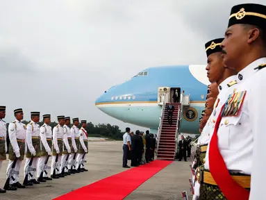 Sabtu (26/4/2014), pesawat Air Force One yang membawa Presiden AS, Barack Obama tiba di Pangkalan Udara Tentara Diraja Malaysia. (REUTERS/Larry Downing)