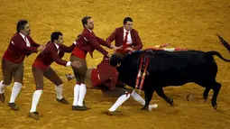 Tim Alcochete Forcados beraksi selama adu banteng di arena adu banteng Campo Pequeno di Lisbon, Portugal (1/10/2015). Forcados masih menggunakan cara tradisional Portugal menangkap banteng tanpa bantuan alat. (REUTERS/Rafael Marchante)