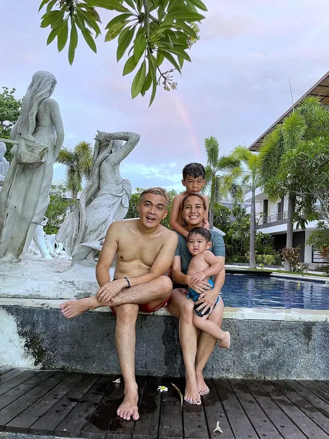 Liburan keluarga Tya Ariestya ke Bali