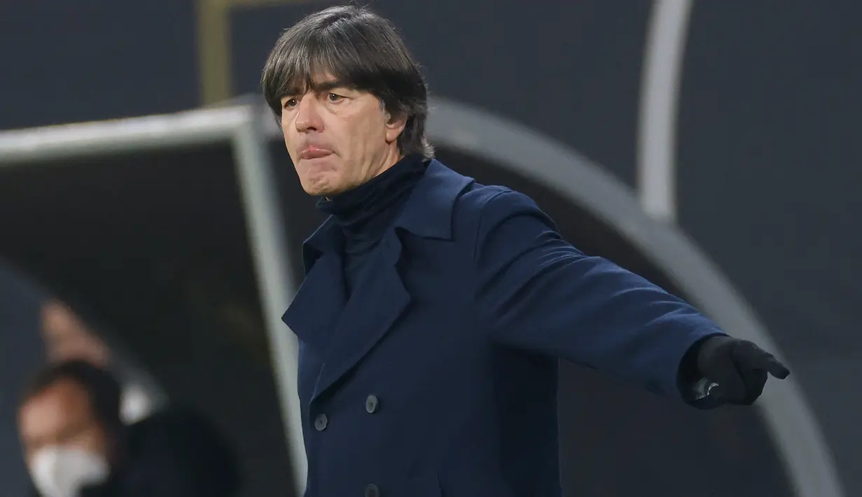 Pelatih Jerman, Joachim Loew, memberikan arahan kepada pemainnya saat menghadapi Republik Ceko pada laga uji coba di RB Arena, Kamis (12/11/2020) dini hari WIB. Jerman menang 1-0 atas Republik Ceko. (AFP/Odd Andersen)