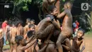 Peserta berusaha menahan temannya untuk menggapai puncak dalam perlombaan panjat pinang di Kampung Bulak, Kelurahan Benda Baru, Pamulang, Tangerang Selatan, Senin (17/8/2020). Lomba di tengah masa pandemi itu guna memeriahkan HUT ke-75 Kemerdekaan RI. (merdeka.com/Dwi Narwoko)