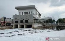 Tahukah Kamu? Jakbar Pasang Kubus Apung 100 Meter di Kali Mookevart untuk Atasi Busa Bau Menyengat
