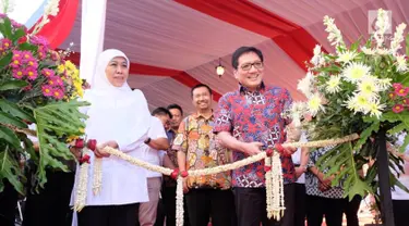 Gubernur Jawa Timur Khofifah Indar Parawansa dan Direktur Astra Paulus Bambang Wijanarko menggunting pita pada peresmian gedung sekolah baru SMKN 2 Donorojo Pacitan, Jawa Timur, yang merupakan Yayasan Pendidikan Astra - Michael D. Ruslim (YPAMDR), Minggu (7/7/2019). (Liputan6.com/HO/Ilham)