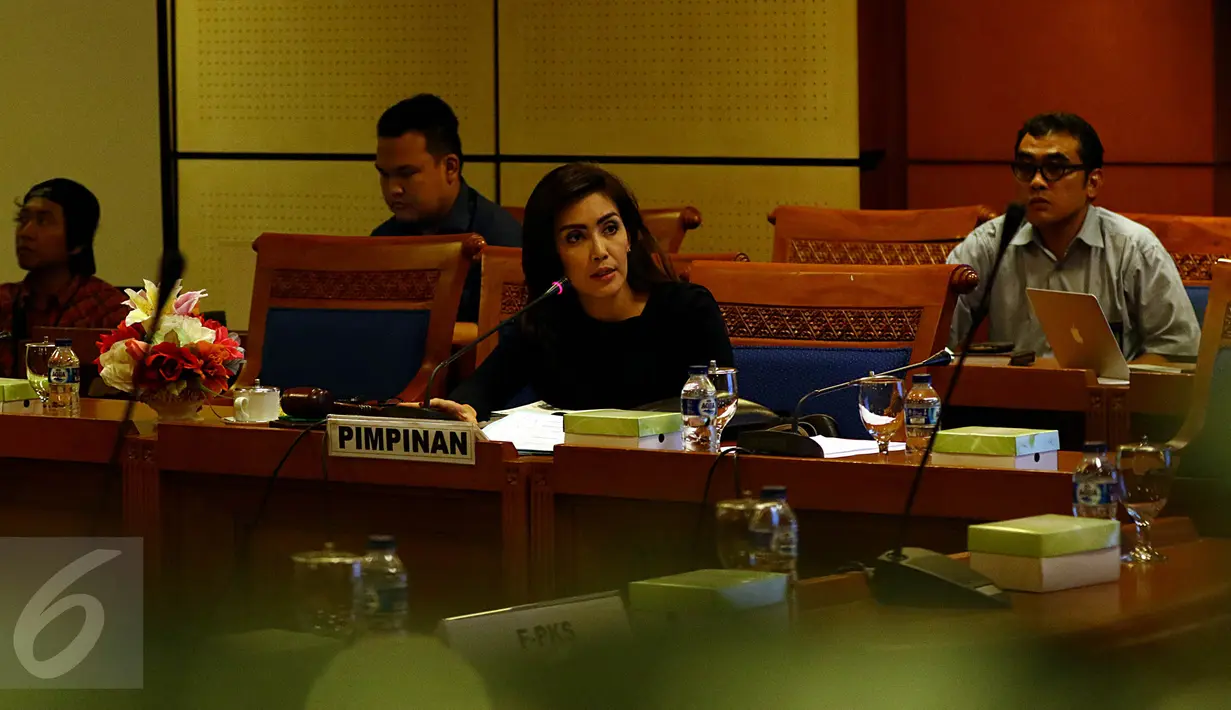 Ketua Pansus Pelindo Rieke II Dyah Pitaloka saat memimpin rapat di DPR RI, Jakarta, Senin (16/11/2015). Pansus Pelindo II kembali memanggil pihak yang berkaitan dengan pengadaan mobile crane. (Liputan6.com/Johan Tallo)