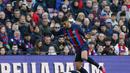 Penyerang Barcelona, Ferran Torres saat melanggar pemain Valencia, Fran Perez pada pertandingan lanjutan La Liga Spanyol di stadion Camp Nou, Spanyol, Minggu (5/3/2023). Barcelona menang tipis atas Valencia dengan skor 1-0. (AP Photo/Joan Monfort)