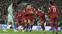 Para pemain Liverpool merayakan gol yang dicetak Roberto Firmino ke gawang Arsenal pada laga Premier League di Stadion Anfield, Liverpool, Sabtu (29/12). Liverpool menang 5-1 atas Arsenal. (AP/Rui Veira)