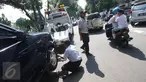 Petugas Dishub memasang alat derek ke kendaraan yang parkir liar di kawasan Pasar Baru, Jakarta, Kamis (7/1). Pemprov DKI berencana menaikan denda Rp 3 juta per hari terhadap kendaraan yang terjaring parkir liar. (Liputan6.com/Immanuel Antonius)