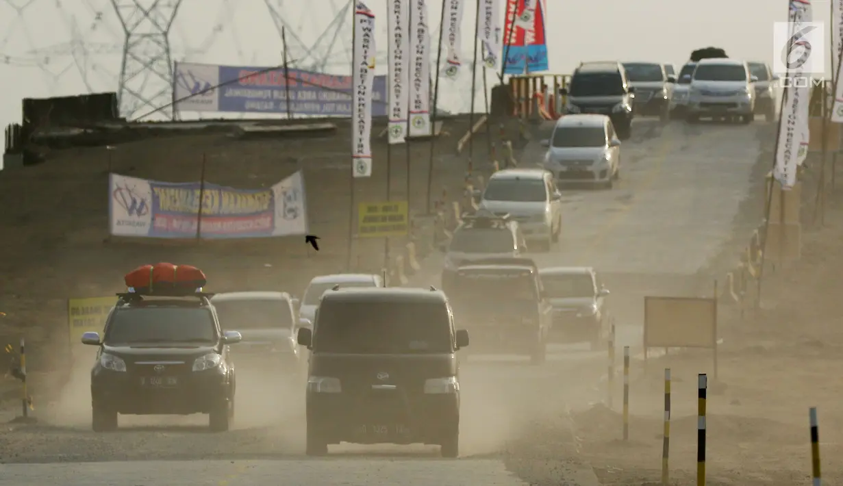 Sejumlah kendaraan pemudik melintas di tol fungsional Brebes Timur-Batang, Jawa Tengah, Kamis (22/6). Pada H-3 Lebaran kendaraan pemudik yang melintas di jalan tol fungsional terpantau mulai meningkat. (Liputan6.com/Gempur M Surya)
