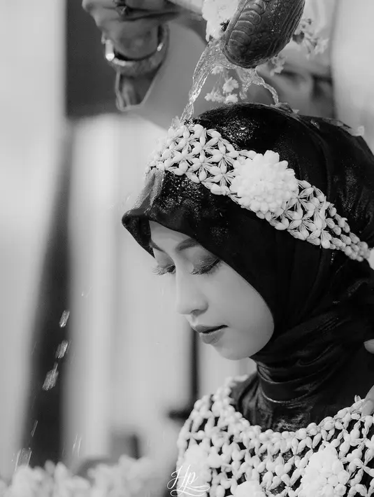 Momen siraman Adiba Khanza. [Foto: Instagram/hijazpictura]