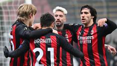 Pemain AC Milan merayakan gol yang dicetak Brahim Diaz ke gawang Celtic pada laga lanjutan Liga Europa di Stadion San Siro, Jumat (4/12/2020) dini hari WIB. AC Milan menang 4-2 atas Celtic. (AFP/Vincenzo Pinto)
