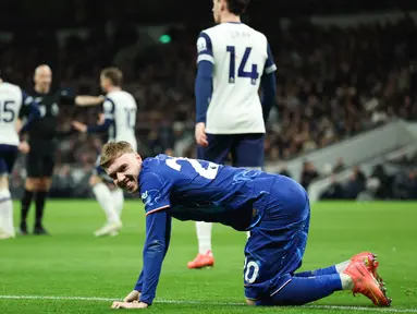 Pemain Chelsea, Cole Palmer, tersenyum setelah wasit Anthony Taylor menunjuk titik putih dan memberi penalti. (AP Photo/Ian Walton)