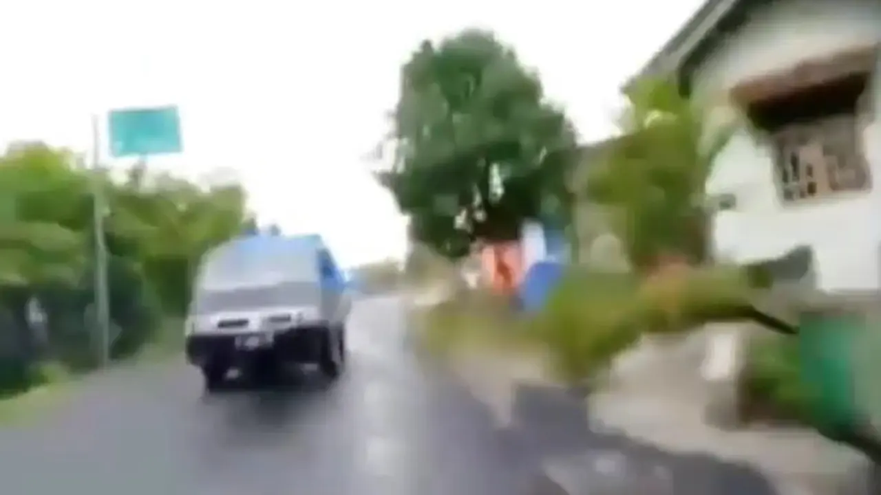 Seperti dilansir akun Instagram @fakta.indo, Minggu (14/3/2020), terlihat seorang penumpang motor merekam aksi ugal-ugalan mobil pikap.