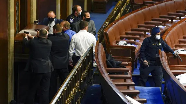 FOTO: Kepanikan Dalam Gedung Capitol Hill AS saat Diserbu Massa