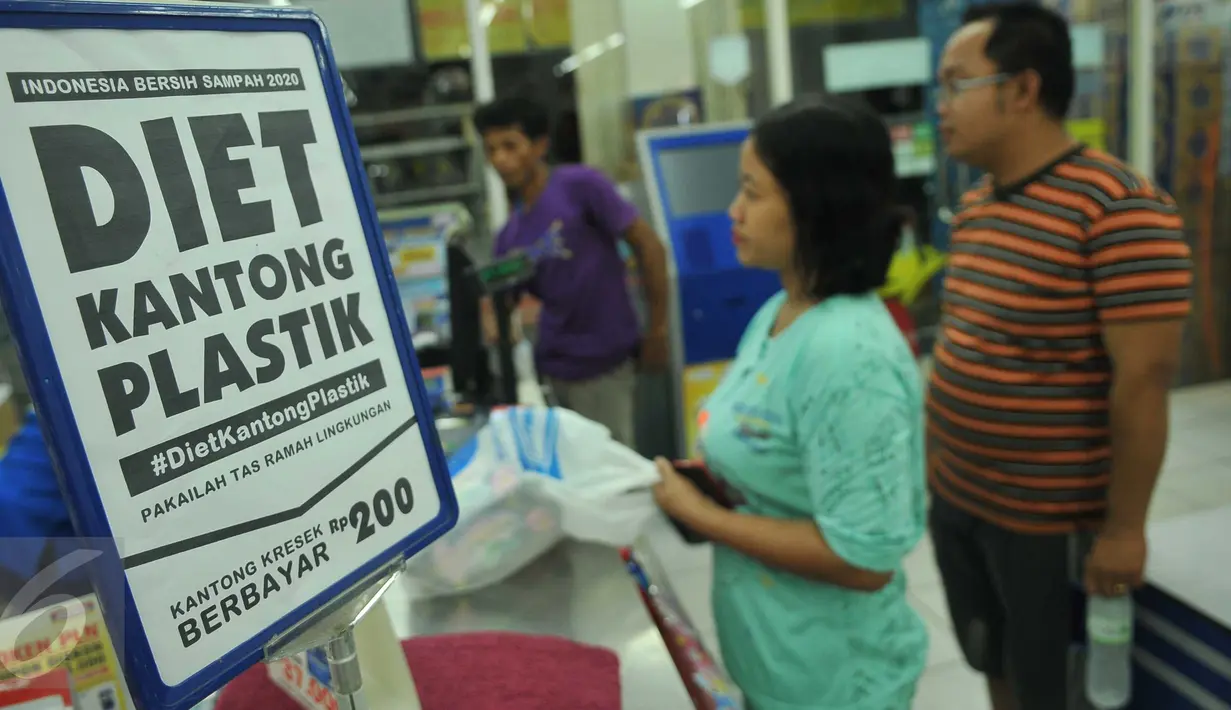 Konsumen membawa barang yang telah dibeli menggunakan kantong plastik di salah satu mini market di Pasar Baru, Jakarta, Senin (22/2). Pemerintah mulai menguji coba penerapan kantong plastik berbayar di ritel modern. (Liputan6.com/Gempur M Surya)