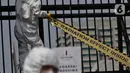 Aktivis Greenpeace menyegel pagar Gedung DPR saat menggelar aksi damai kreatif menolak energi nuklir, Jakarta, Jumat (13/3/2020). Aksi ini bagian dari peringatan sembilan tahun bencana Fukushima. (Liputan6.com/Johan Tallo)