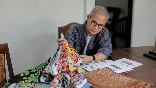 Desainer Kemeja Tenun SBY, Wignyo Rahadi Hadirkan Pesona Kain Tarakan dalam Koleksi 'Exotica' di Parade Wastra Nusantara 2025