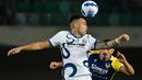 Inter Milan mencoba samakan angka. Sayangnya, duet lini depan antara Lautaro Martinez (kiri) dan Edin Dzeko belum membuahkan  hasil di babak pertama. Inter Milan tertinggal 0-1 dari Vernona. (Foto: AFP/Miguel Medina)