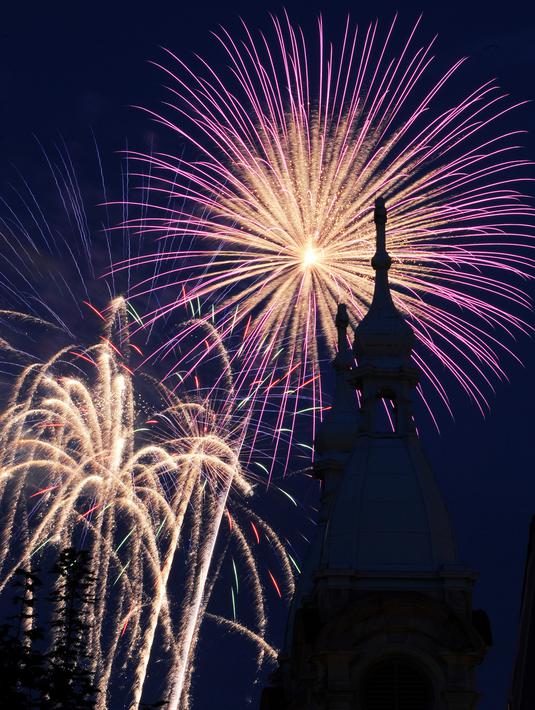 Kembang api meledak di atas menara Gereja Kebangkitan pada perayaan Hari kemerdekaan Amerika Serikat di Johnstown, Pennsylvania, Rabu (4/7).  AS merayakan hari kemerdekaan yang jatuh pada 4 Juli atau dikenal Independence Day 4th July. (AP Photo)