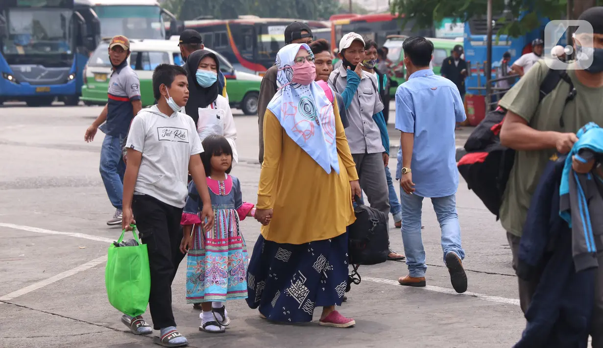 Calon pemudik berjalan di Terminal Kalideres, Jakarta Barat, Kamis (30/7/2020). Libur Idul Adha dimanfaatkan banyak masyarakat untuk mudik ke kampung halaman. (Liputan6.com/Angga Yuniar)