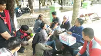Aksi solidaritas peduli Gempa Lombok dilakukan oleh para pekerja profesi Jurnalis Cirebon untuk korban Bencana Lombok. Foto (Liputan6.com / Panji Prayitno)