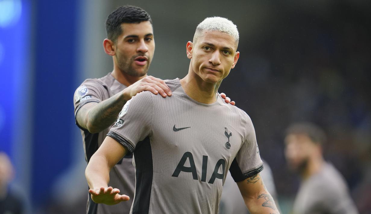 <p>Gestur pemain Tottenham Hotspur, Richarlison yang menolak untuk melakukan selebrasi setelah mencetak gol pertama timnya ke gawang Everton pada laga lanjutan Liga Inggris 2023/2024 Goodison Park stadium, Liverpool, Inggris, Minggu (04/02/2024) dini hari WIB. (AP Photo/Jon Super)</p>