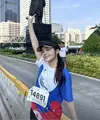 Ikuti Jakarta Marathin, Eca Aura tampak antusias dan berhasil capai garis akhir dengan gaya cute-nya. [Foto: instagram/ ElsaaJapasal]