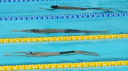 Perenang ESC Bandung, Ricky Anggawijaya (depan) melaju di lomba 200 meter gaya punggung putra Kejuaraan Aquatik Indonesia Open 2017 di Stadion Aquatik GBK, Jakarta, Jumat (15/12). Ricky mencatat waktu 02.04,75 detik. (Liputan6.com/Helmi Fithriansyah)