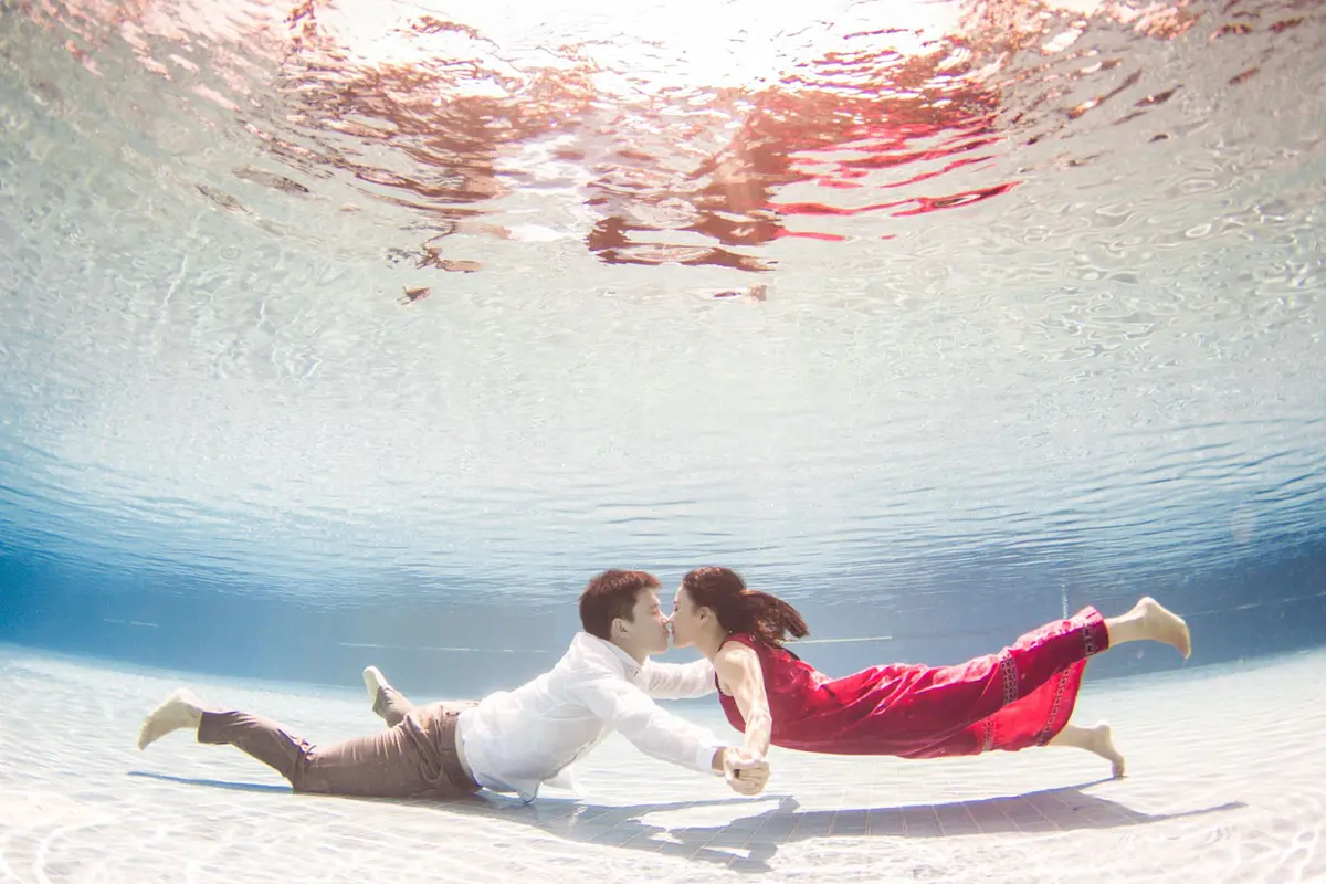 10 Inspirasi 'Prewedding Underwater' yang Unik dan Romantis