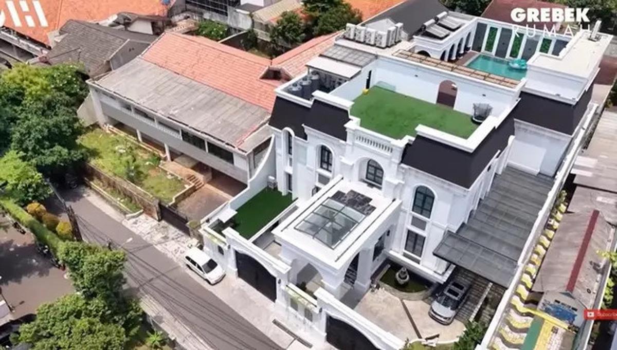 5 Potret Fasad Depan Rumah Sarwendah, Bentuknya seperti Istana Eropa