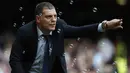 1. Pelatih West Ham, Slaven Bilic, memberikan arahan kepada anak asuhnya saat melawan Arsenal pada Liga Premier Inggris di Stadion The Boleyn Ground, London, Sabtu (9/4/2016). Kedua tim bermain imbang 3-3. (AFP/Ian Kington)