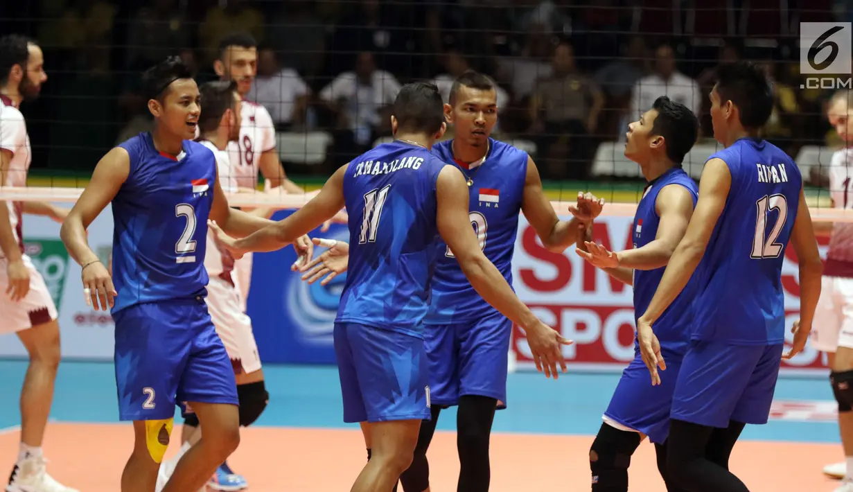 Pemain Timnas voli putra Indonesia berkumpul merayakan poin saat melawan Qatar pada Kejuaraan Voli Asia 2017 di GOR Tri Dharma, Gresik, Rabu (26/7). Indonesia unggul 3-2 (24-26, 14-25, 25-20, 25-21, 15-11). (Liputan6.com/Helmi Fithriansyah)