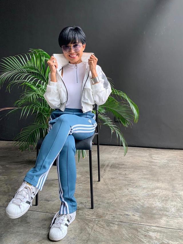 7 Gaya Ibunda Cinta Laura, Selalu Berponi dan Berkacamata