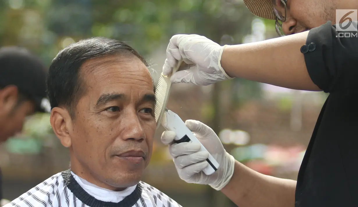 Presiden Joko Widodo saat mengikuti acara cukur ram but missal di Garut, Jawa Barat, Sabtu (19/1). Tak hanya Jokowi, Menteri PUPR Basuki Hadimuljono serta Kepala Sekretariat Presiden Heru Budi Hartono  ikut memangkas rambutnya. (Liputan6.com/Angga Yuniar)