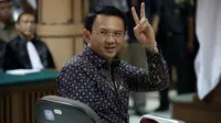 Terdakwa kasus dugaan penistaan agama Basuki Tjahaja Purnama (Ahok) memberikan salam dua jari sebelum dimulainya sidang lanjutan di PN Jakarta Utara, Selasa (26/12). Sidang ini beragenda putusan sela dari majelis hakim. (Liputan6.com/Bagus Indahono/Pool)