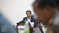Presiden Jokowi saat memimpin rapat terbatas bersama Menteri Kabinet Kerja di Kantor Presiden, Jakarta, Rabu (15/3). Rapat tersebut membahas mengenai penanggulangan aksi penyelundupan di Indonesia (Liputan6.com/Faizal Fanani) 
