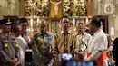 Penjabat (Pj) Gubernur DKI Jakarta, Heru Budi Hartono (tengah) berbincang bersama Pastor Kepala Gereja Katedral Jakarta, Albertus Hani Rudi Hartoko SJ, Jakarta, Sabtu (24/12/2022). Heru Budi ditemani Kapolda Metro Jaya, M Fadil Imran melakukan peninjauan ke gereja-gereja untuk memberi pesan damai dan toleransi di DKI Jakarta. (Liputan6.com/Helmi Fithriansyah)