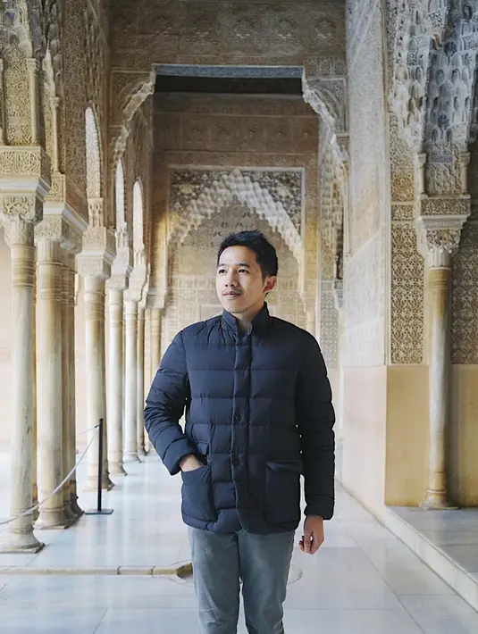 Kali ini Jalaluddin Parawansa tampil tanpa kaca mata. Hal itu tidak memudarkan pesonanya.  (Liputan6.com/IG/@yoomrj)
