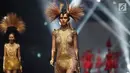 Model membawakan headpiece dan kostum rancangan Rinaldy A. Yunardi pada peragaan tunggal 'Equilibrium' di Jakarta, Rabu (13/12). Dalam pembuatan koleksinya, Rinaldy memanfaatkan bahan seperti jerami hingga plastik daur ulang. (Liputan6.com/Johan Tallo)