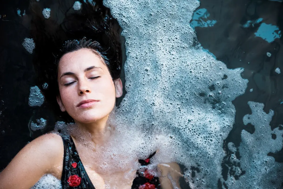Kenali Manfaat Cold Shower (photo by freepik)