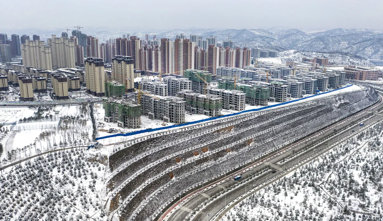 Foto dari udara yang diabadikan pada 23 November 2020 ini menunjukkan pemandangan Kota Yan'an yang diselimuti salju di Provinsi Shaanxi, China barat laut. (Xinhua/Tao Ming)