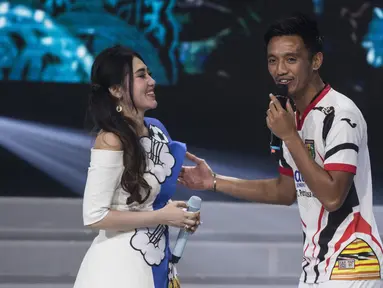Pemain Mitra Kukar, Bayu Pradana duet nyanyi bareng Via Vallen pada acara peluncuran Liga 1 Indonesia di Studio 5 Indosiar, Jakarta, Senin (19/3/2018). Liga 1 nantinya akan diikuti oleh 18 klub. (Bola.com/Vitalis Yogi Trisna)