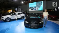 Model saat pose pada peluncuran kendaraan listrik BMW iX dan BMW i4 pada gelaran GIIAS 2022 di ICE BSD City, Tangerang (11/08/2022). (Liputan6.com/Fery Pradolo)