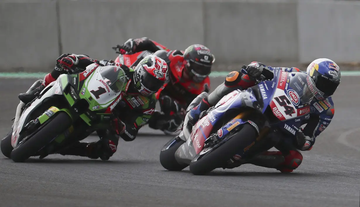 Persaingan di posisi pimpinan lomba berlangsung sengit. Juara bertahan, Jonathan Rea (kiri) juga ingin mempertahankan asa untuk juara dunia musim ini. Pembalap asal Inggris tersebut beberapa kali saling susul menyusul dengan Toprak Razgatlioglu (kanan). (AP/Achmad Ibrahim)