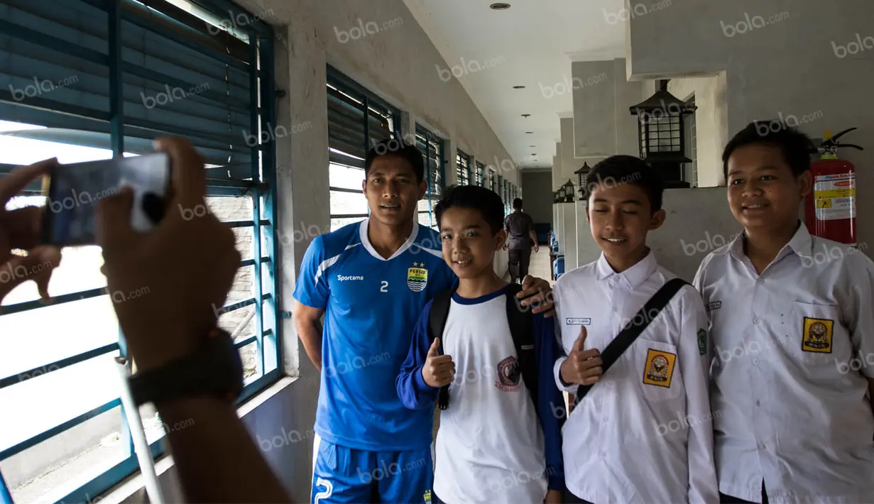 Bek Persib, Purwaka Yudi, foto bersama siswa SMP ketika berada di Mess Persib Bandung, Jawa Barat, Senin (2/5/2016). (Bola.com/Vitalis Yogi Trisna)